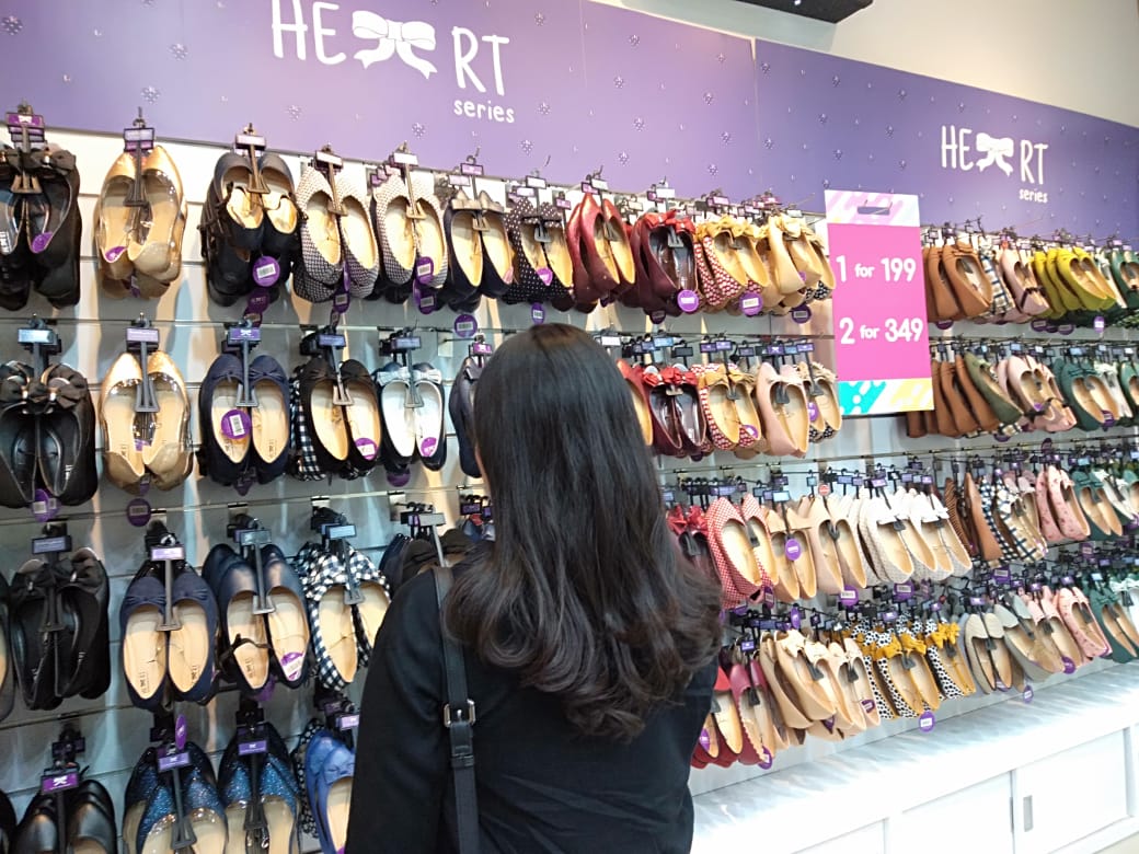  Jelang Natal, Penjualan Sepatu di Store Mezzo Center Point Meningkat